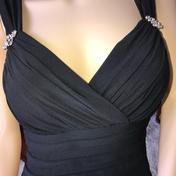 Elegant Evening Gown - Picture 7 of 8